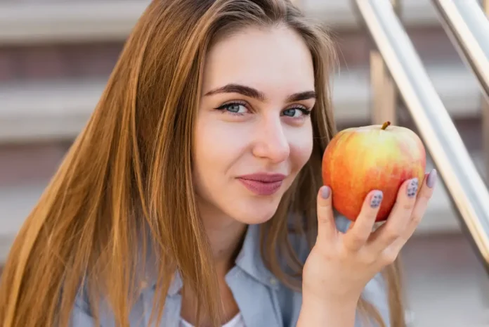 ¿Cuáles son los beneficios del consumo de manzanas, según investigaciones recientes